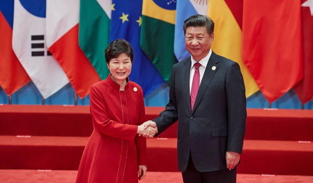 박근혜 대통령은 5일 중국 항저우에서 시진핑 중국 국가주석과의 정상회담에서 북한의 핵실험 등이 한중관계 발전에 도전 요인이라며 고고도미사일방어체계의 한반도 배치 당위성을 에둘러 말했지만, 시 주석은 (사드 배치) 분쟁을 격화 시키는 요인이 될 수 있다고 부정적 입장을 나타냈다. 사진은 4일 국제전시장에서 악수를 나누는 박 대통령과 시 주석. /청와대