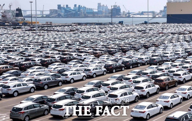 현대차에 따르면 회사 노조는 5일 오전 11시 30분부터 1조 근무자가 4시간, 2조 근무자가 오후 8시 20분부터 4시간 씩 각각 파업에 나선다.