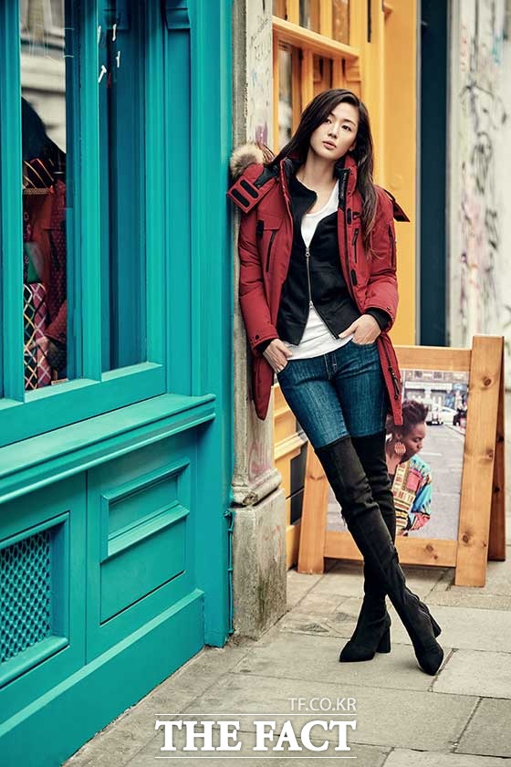 네파는 가을 시즌에 신개념 경량 다운으로 선보였던 스파이더재킷 여성용 제품에 화이트 컬러를 새롭게 도입해 선보일 예정이며, 겨울에는 전지현 패딩으로 완판을 이끌었던 알라스카 다운재킷을 보머·베스트·경량다운 등 다양한 형태로 출시할 계획이다. /네파 제공