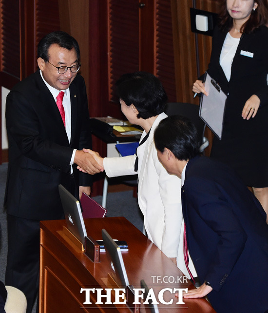 연설 후 새누리당이 아닌 더불어민주당 추미애 대표를 찾은 이정현 대표./배정한 기자