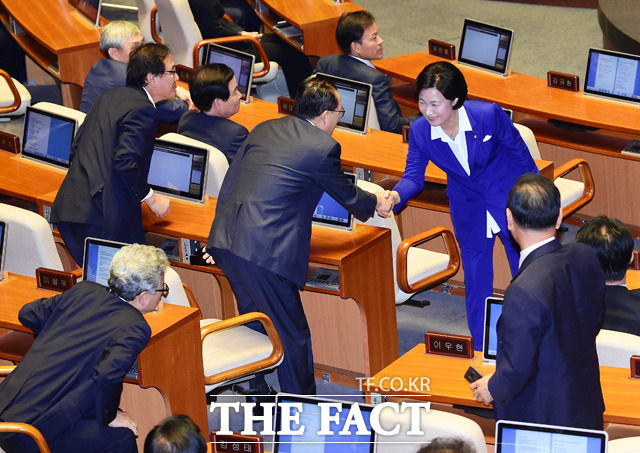 추 대표가 20대 국회 정기국회 교섭단체 대표연설을 마친 뒤 새누리당 의원들과 인사를 하고 있다./국회=배정한 기자