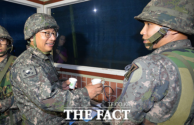 야간 경계근무 중인 병사를 격려하며 커피를 건네고 있는 이정현 대표.