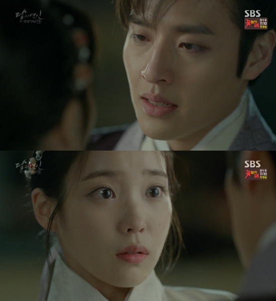 아이유를 애절하게 바라보는 강하늘. 5일 방송된 SBS 월화드라마 달의 연인-보보경심 려에서 강하늘(맨 위)은 아이유를 애절한 눈빛으로 바라보며 널 잃는 줄 알았다고 말했다. /SBS 달의 연인 보보경심 려 방송 캡처