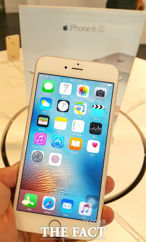 애플이 8일(한국시간) 스마트폰 신제품 ‘아이폰7’을 공개할 것이란 전망이 유력한 가운데 이 제품이 어떤 변화점을 지니고 있을지 주목을 받고 있다. 사진은 7일 서울시내 한 판매점에서 전시 중인 ‘아이폰6S’ /더팩트DB