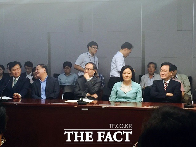 박영선 의원은 이날 토론회에 참석해 정 전 총리와 안 전 대표의 중매인 역할을 했다는 점을 강조했다. 사진은 위기의 한국경제와 동반성장 토론회에 참석한 박 의원(오른쪽 두 번째)./국회=서민지 기자
