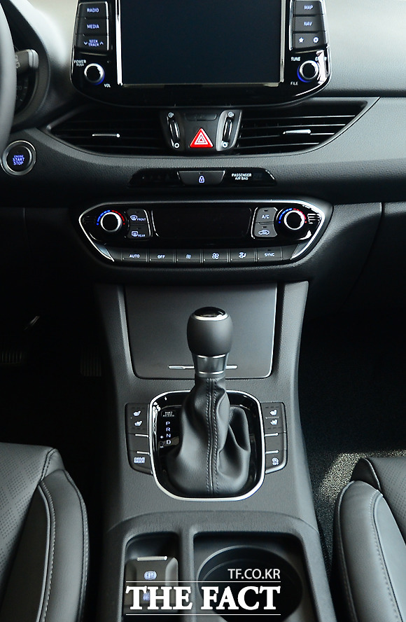 신형 i30의 실내는 수평형으로 디자인된 안정된 느낌의 넓은 실내공간과 사용자의 편의를 최우선으로 고려한 디자인과 완성도 높은 디테일과 고급스러운 색상 및 소재가 적용됐다.