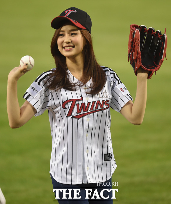 시구를 마친 미코 미 홍나실이 팬들에게 환한 미소를 보이며 인사하고 있다.