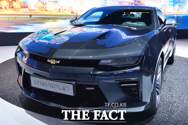 카마로 SS는 6.2ℓ V8 엔진은 후륜 8단 자동변속기와 조합을 이뤄 455마력의 최고출력과 62.9㎏·m의 최대토크를 발휘한다. /더팩트 DB