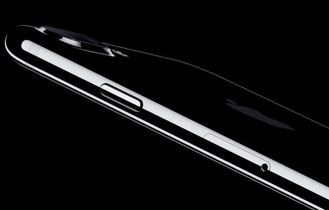 애플은 7일(현지시각) 최신 전략 스마트폰 ‘아이폰7’ 소개 영상을 유튜브에 공개했다. /애플 홈페이지 캡처