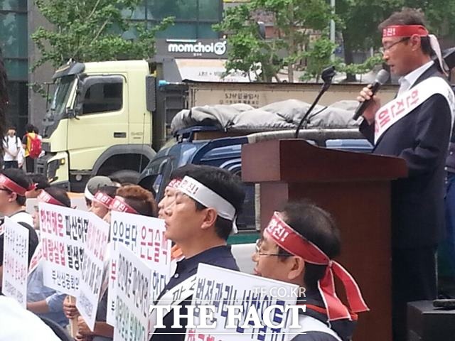 부산시민단체 및 해운관련 기관 종사자들이 지난 7일 오후 서울 한진그룹 본관 앞에서 한진해운 살려내라는 집회를 갖고 있다./ 명재곤 기자