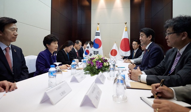 아베 총리는 정상회담에서 12·28 합의 내용에 서울 일본대사관 앞의 위안부 피해를 상징하는 소녀상 철거가 포함된다는 인식을 전한 것으로 알려졌다. 이와 관련 청와대는 확인은 적절하지 않은 것 같다고 밝혔다. 정상회담 중인 박 대통령과 아베 총리. /청와대