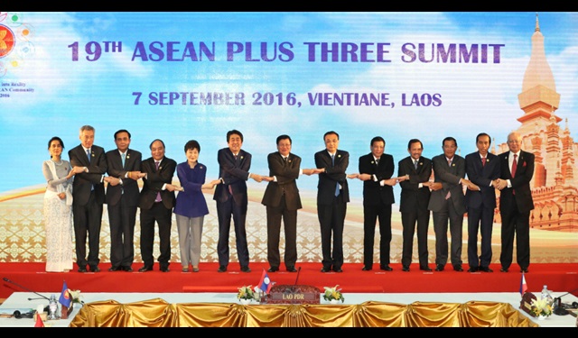 EAS 회원국 정상들이 8일(현지 시각) 비확산에 관한 EAS성명을 채택했다. 사진은 7일 ASEAN+3 정상회의에서 정상들의 기념촬영./청와대