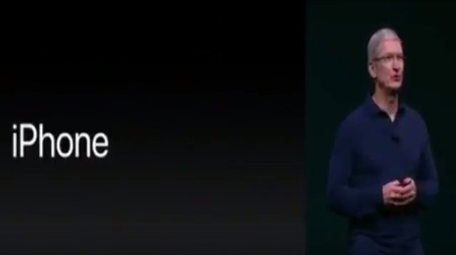 팀 쿡 애플 최고경영자(CEO)가 ‘아이폰7’을 소개하고 있다. /애플 생중계 캡처