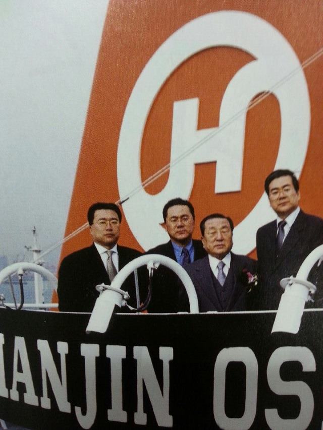 1986년 한진 오슬로호에 자리를 같이한 당시 조중훈 회장<왼쪽 세번째>과 조양호 수석부사장<맨 오른쪽>./ 정석 조중훈 이야기 사업은 에술이다에서 캡쳐