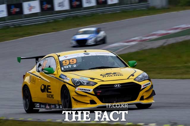 슈퍼레이스 GT 챔피언십 GT2 클래스 원레이싱 이원일이 레이스를 펼치고 있다. /인제=진영석 객원기자