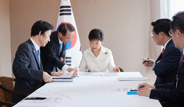 라오스를 공식 방문 중인 박근혜 대통령은 9일 북한의 5차 핵실험에 관해 결국 자멸의 길을 더욱 재촉할 것이라고 비판했다. 박 대통령이 비엔티안 숙소에서 북한 핵실험 관련 긴급대책회의를 주재하고 있다. /청와대