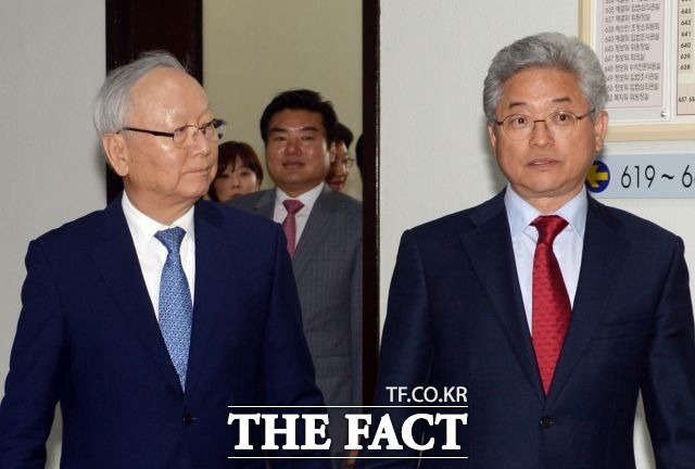 이병호(왼쪽) 국정원장은 9일 오후 2시 국회에서 열린 정보위원회 전체회의에 참석, 이철우(오른쪽) 정보위원장을 비롯한 정보위원들에게 북한의 제5차 핵실험 상황에 대한 동향을 보고했다./ 임영무 기자