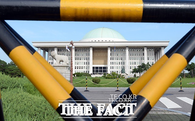 9일 북한의 5차 핵실험 가능성이 제기되면서 국회 정보위원회와 국방위원회는 이날 오후 관계당국으로부터 긴급 현안보고를 받을 예정이다. 사진은 국회의사당 전경./더팩트DB