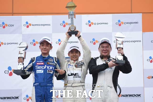 원레이싱 이원일(중앙)이 포디움 정상을 차지했다. /진영석 객원기자