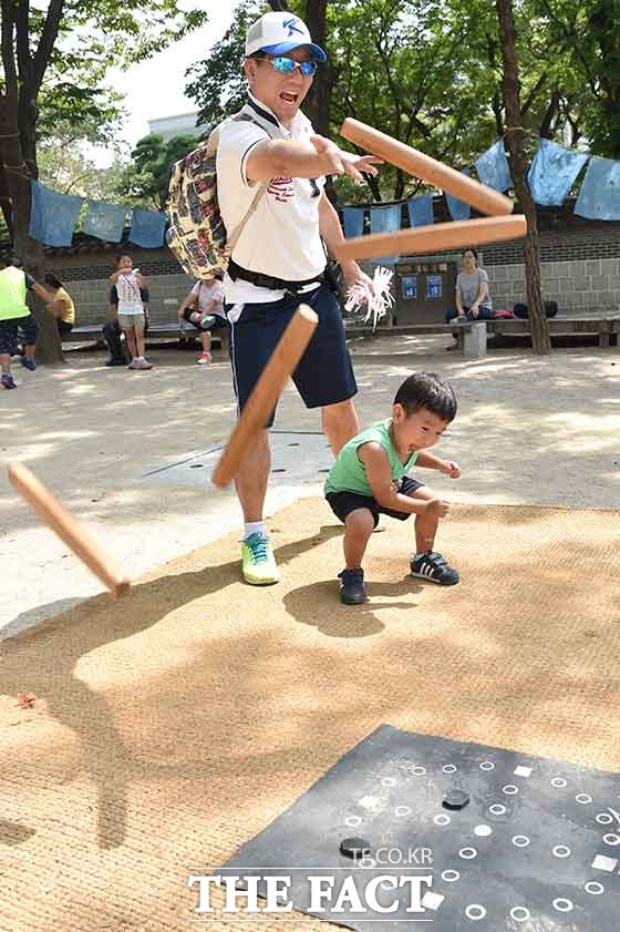 서울숲·보라매공원·응봉공원·시민의숲·월드컵공원 등에서는 14일부터 18일까지 윷놀이, 굴렁쇠, 제기, 팽이 놀이, 투호 등의 전통놀이 체험마당이 열린다. /더팩트 DB