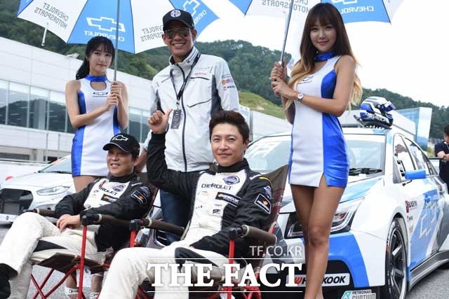 엑스타 레이싱팀 김진표 감독(가운데)이 쉐보레 레이싱팀을 찾아 이재우 감독과 안재모 선수를 응원하고 있다. /인제=진영석 객원기자