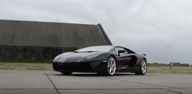 람보르기니 아벤타도르 LP700-4와 F-16 파이팅 팰컨이 활주로 위에서 아찔한 속도 대결을 펼치는 과정을 담은 영상이 공개돼 관심이 쏠린다. /유튜브 영상 캡처