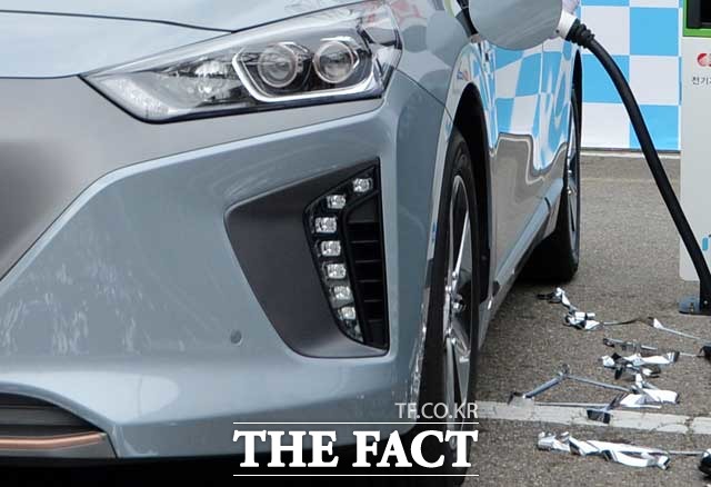 전기차는 배터리 1회 충전 시 주행거리가 내연기관 차보다 짧기 때문에 회전저항이 적은 타이어를 장착해야 한다. /더팩트 DB