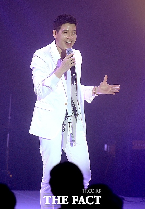 젝스키스 멤버 강성훈. 그는 콘서트를 하며 체력적으로 힘든 것을 느낀다고 밝혔다. /더팩트 DB