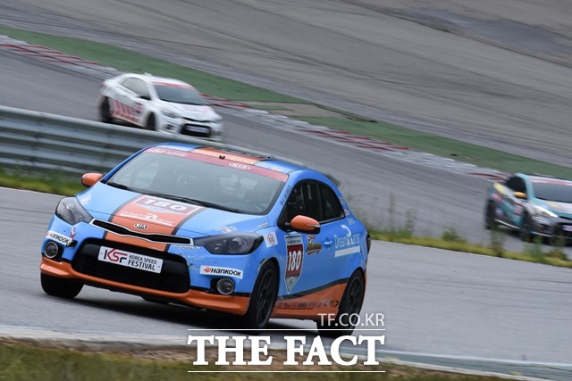 코리아스피드페스티벌 K3 Koup 챌린지레이스 5라운드 경기에서 노동기가 예선의 승기를 결승까지 이어와 우승을 차지했다. /인제=진영석 객원기자