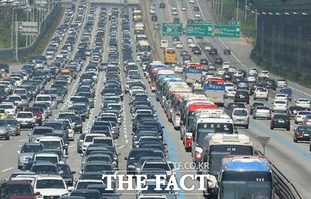 전문가들은 운전자의 장시간 운전은 척추 주변의 근육을 경직시키고 담, 요통, 급성 요추염좌 등의 증상으로 이어질 수 있다고 말한다. 운전자의 척추 건강을 위해서는 무엇보다 올바른 운전 자세가 중요하다. /더팩트 DB