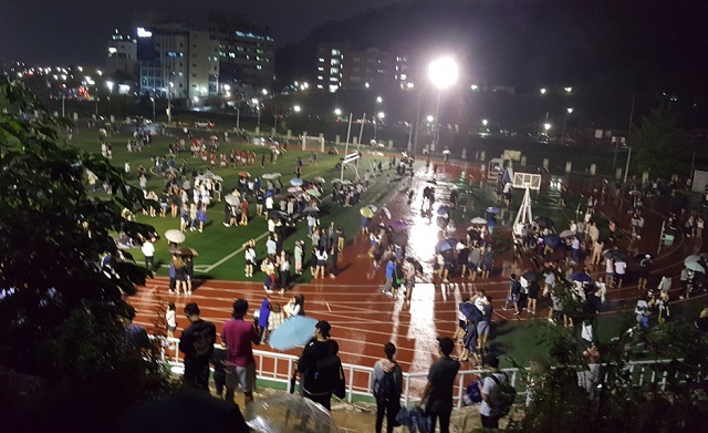 12일 경북 경주에서 국내 지진 관측 이래 최대 규모인 5.8의 강진이 발생했다. 사진은 트위터에 올라온 지진 발생 당시 시민들이 경주의 한 운동장에 모여 있는 모습. /트위터 갈무리