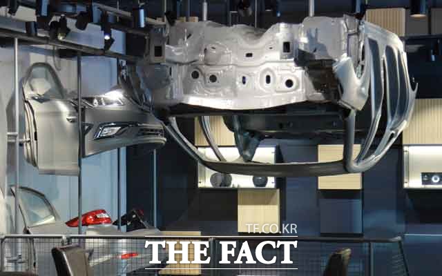 수입차 부품의 지나치게 비싼 가격 때문에 일부 소비자는 비용이 저렴한 일반 정비소를 찾고 있다. 사진은 기사 내용과 관련없음. /더팩트 DB