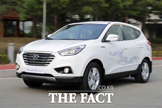 현대차는 우선 1단계로 올해 말까지 울산 지역에 투싼ix 수소전기차 10대를 투입하고, 내년 상반기까지 울산과 광주에 각각 5대를 추가 도입해 운영할 예정이다.