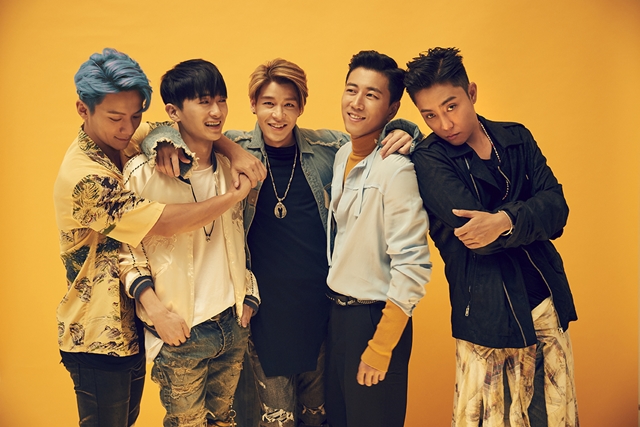 16년 만에 재결합한 젝스키스. 강성훈(왼쪽에서 세 번째)는 11일 오후 열린 단독 콘서트에서 발가락 통증을 호소했다. /YG엔터테인먼트 제공
