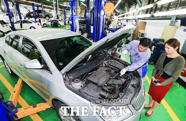 추석 연휴, 장거리 운전에 앞서 자동차의 상태를 꼼꼼하게 살피는 것은 매우 중요하다. /더팩트 DB