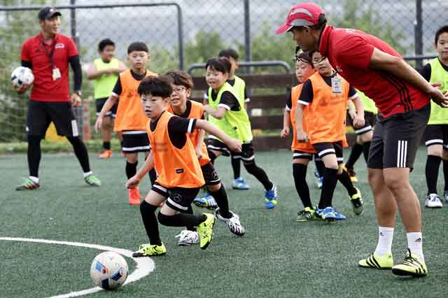 FC 어린이 벤츠 아동·청소년들이 전문 코치진과 함께 축구 교실에 참여하고 있다. /메르세데스-벤츠 코리아 제공
