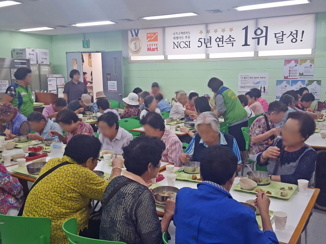 롯데마트가 운영하는 샤롯데 봉사단이 18개점 점포 인근에 거주하는 독거노인들에게 무료 점심과 선물을 제공했다. /롯데마트 제공