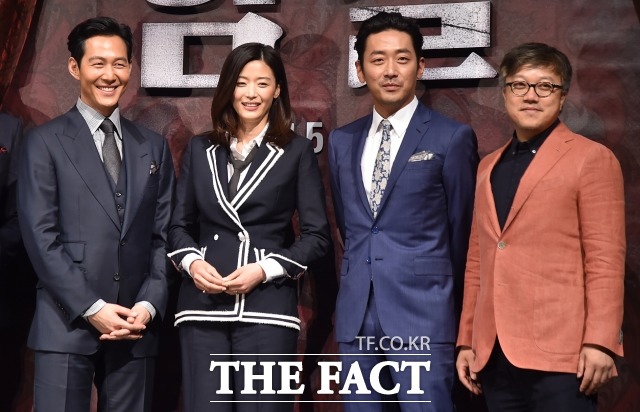 영화 암살의 배우 이정재-전지현-하정우-최동훈 감독(왼쪽부터). 최동훈 감독이 메가폰을 잡은 영화 암살은 17일 오후 9시 55분 SBS에서 시청할 수 있다. /더팩트 DB