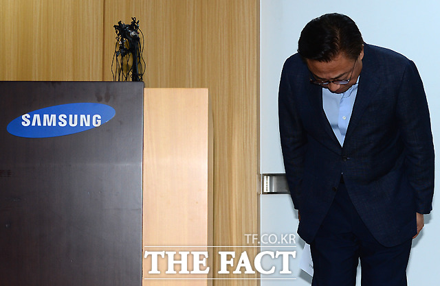 13일 업계에 따르면 삼성전자가 ‘갤럭시노트7’ 배터리 발화 사태에 대해 사과 광고를 하기로 결정했다. 사진은 고동진 삼성전자 무선사업부장. /이새롬 기자