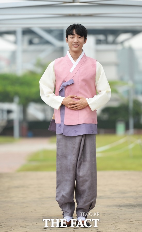 추석을 맞아 <더팩트> 독자에게 인사하는 신현수. 그는 한복 맵시를 멋지게 뽐냈다. /이덕인 기자