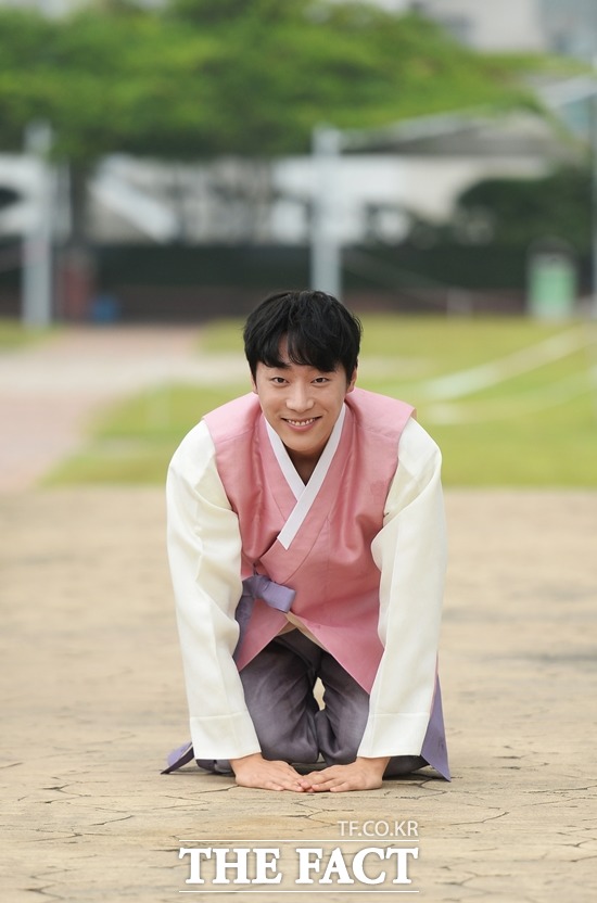 즐거운 추석 보내세요! 신현수는 <더팩트> 독자들에게 가족들과 소통하는 즐거운 추석을 보내라고 말했다. /이덕인 기자