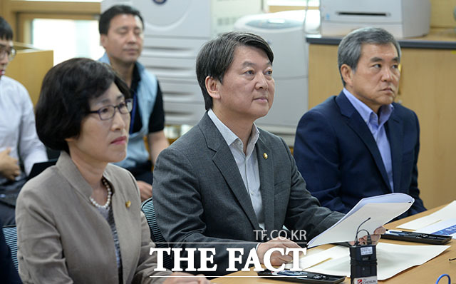 이상돈 국민의당 의원과 안철수 전 대표, 김삼화 의원(오른쪽부터)