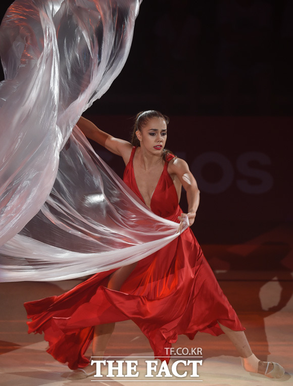 리우올림픽 금메달 리스트 마르카르카 마문(러시아)이 화려한 연기를 펼치고 있다.