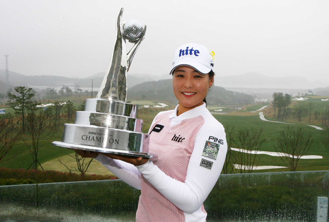 전인지가 18일 올시즌 LPGA 마지막 메이저 대회인 에비앙 챔피언십 3라운드에서도 선전을 이어가 박세리에 이어 루키 메이저 2연승 기록 가능성을 높이고 있다. / KLPGA 제공