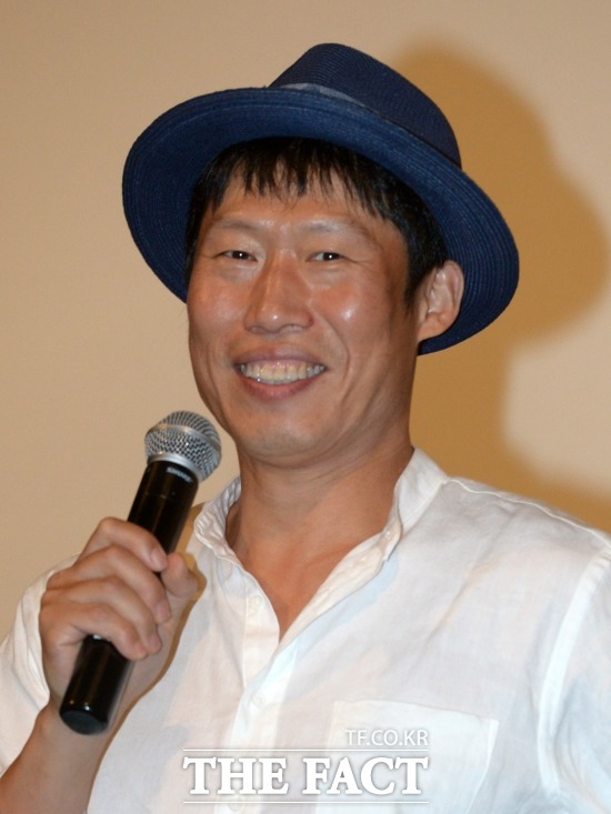 한 영화에서 두 여배우와 키스신을 소화한 유해진. 배우 유해진이 전혜빈과 키스신에 대해 죄송하고 고마웠다고 말했다. /더팩트 DB