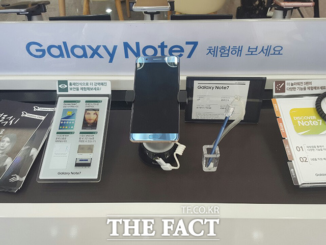 갤럭시노트7 신제품 교환이 시작됐지만 매장에 전시된 갤럭시노트7의 전원은 여전히 꺼져 있었다. 매장 관계자는 아직 이전 제품이 전시돼 있어 꺼진 채로 두고 있다면서 아직 물량이 부족해 전시 제품을 새 제품으로 교체하진 못하고 있다고 설명했다. /가로수길=권오철 기자