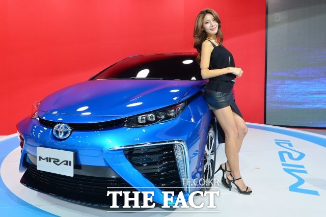 토요타의 수소차 미라이는 수소 5kg으로 최대 650km 주행이 가능하다. 미라이는 일본에서 세제 혜택과 보조금을 통해 약 3300만 원에 구매할 수 있다. /더팩트 DB