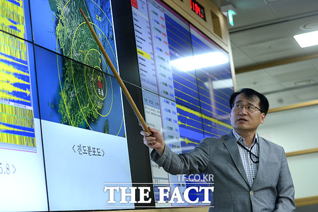 19일 오후 8시 33분께 경주시에서 발생한 4.6 규모의 지진이 부산에서도 느껴진 것으로 확인됐다. 역대 최대 강진이 발생한 지 일주일 만에 가장 큰 여진이다. 사진은 지난 14일 기상청 국가지진화산센터에서 지난 12일 경주 일대에서 발생한 지진 관련 종합상황 브리핑 당시./임세준 인턴기자
