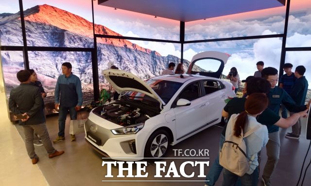 현대자동차는 지난 6월 1회 충전으로 191km를 달리는 아이오닉 일렉트릭을 출시했다. 사진은 주형환 산업통상자원부 장관이 전기차 충전 시범을 보이는 모습. /더팩트 DB