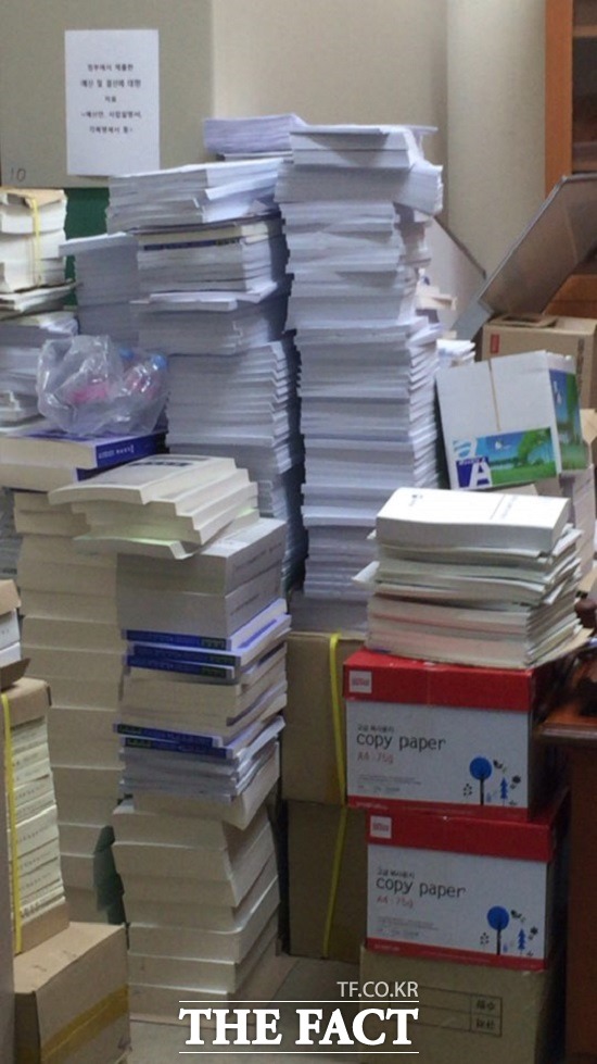 20일 오후 국회 본청 복도에 국감 자료가 쌓여 있다./국회=서민지 기자